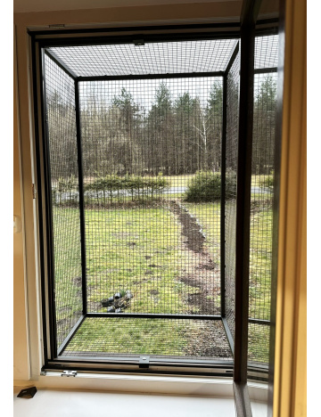 Závěsný koš do okna