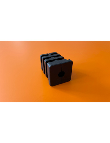 Zátka 30x30 - kovový závit M8, s límcem